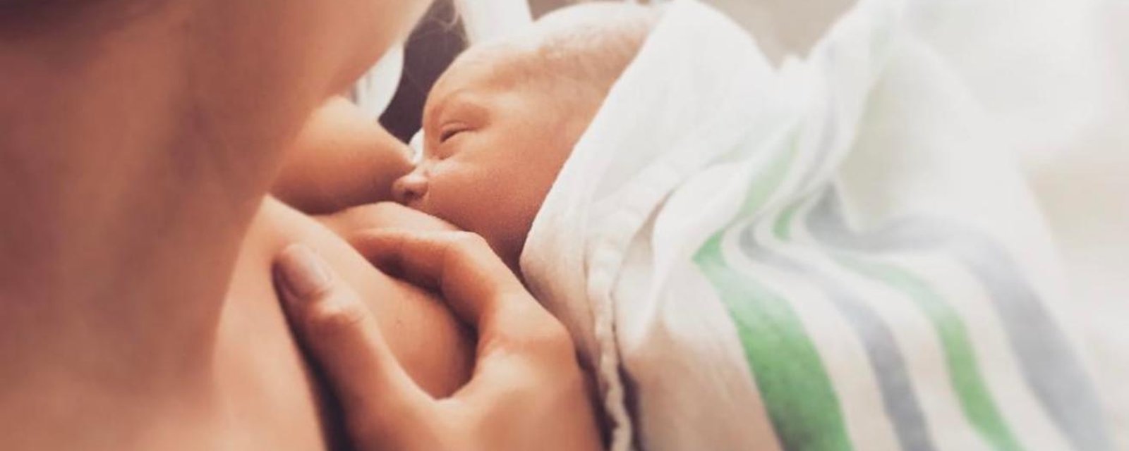 Une populaire actrice québécoise partage une photo d'elle allaitant son fils
