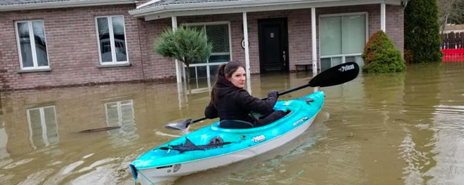 VIDÉO VIRALE: Elle entre chez elle en kayak et éclate en sanglots devant l'ampleur des dégâts