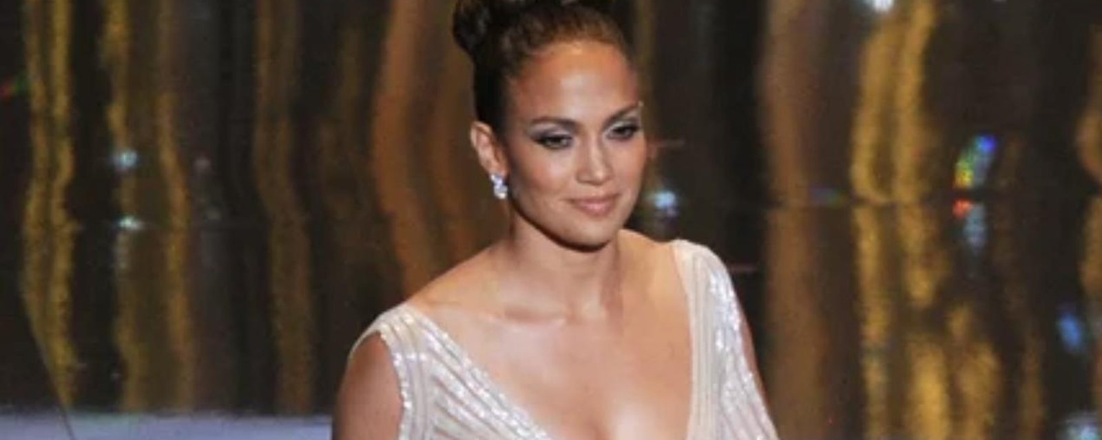 La fois où Jennifer Lopez a ébloui le monde entier avec son incroyable robe blanche...