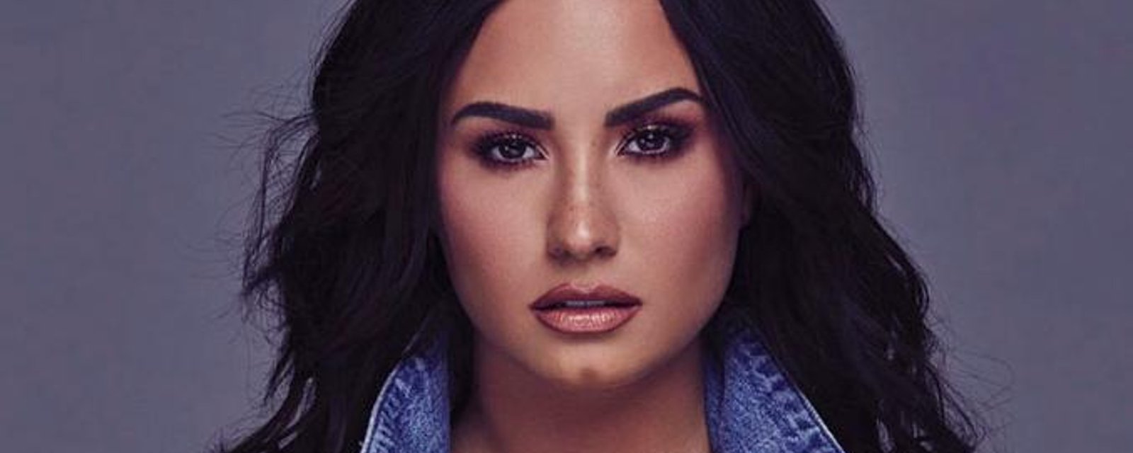 La chanteuse Demi Lovato retire tout son maquillage devant la caméra et le résultat parle de lui-même!