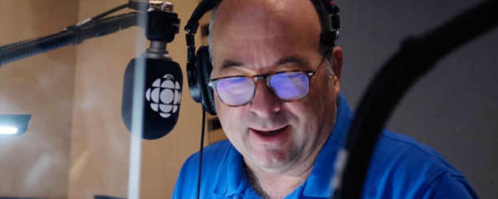 Michel C. Auger reçoit un hommage tout particulier pour sa dernière émission à la radio de Radio-Canada