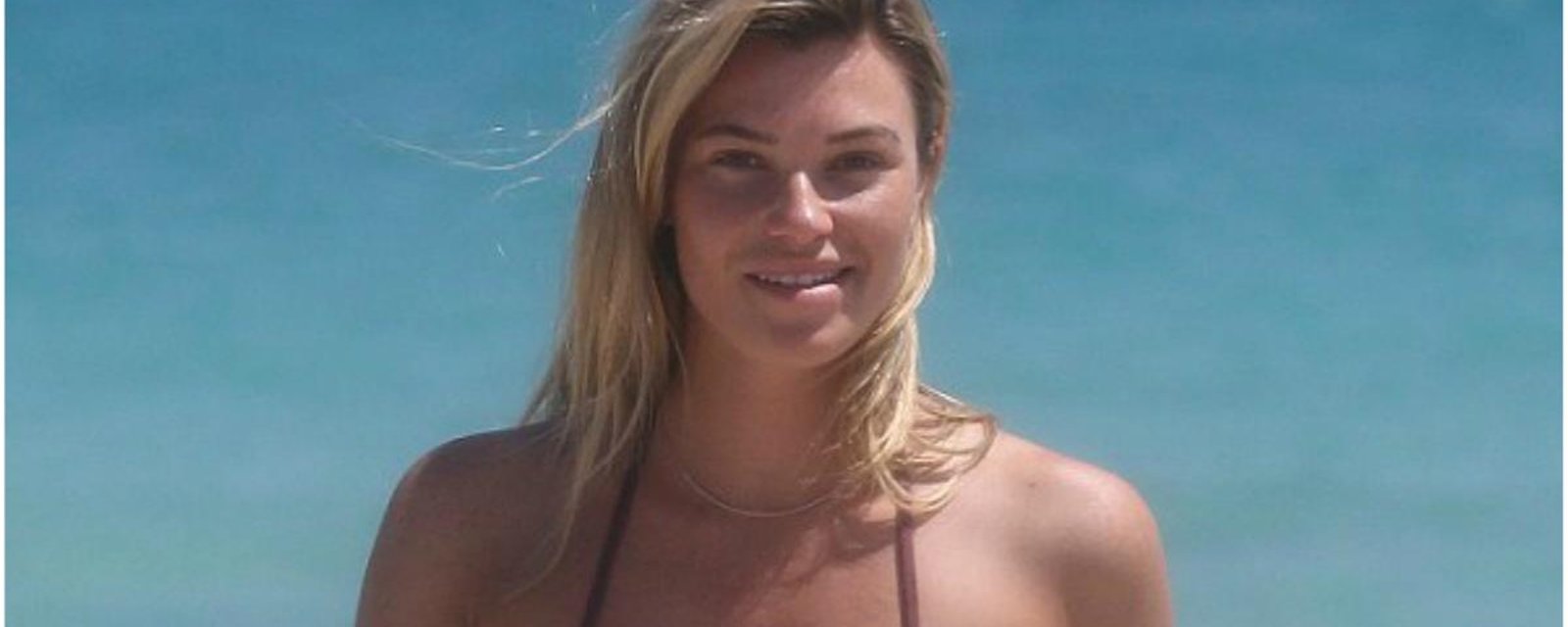 La mannequin Samantha Hoops pose en bikini très sexy à Miami et suscite de nombreuses réactions!