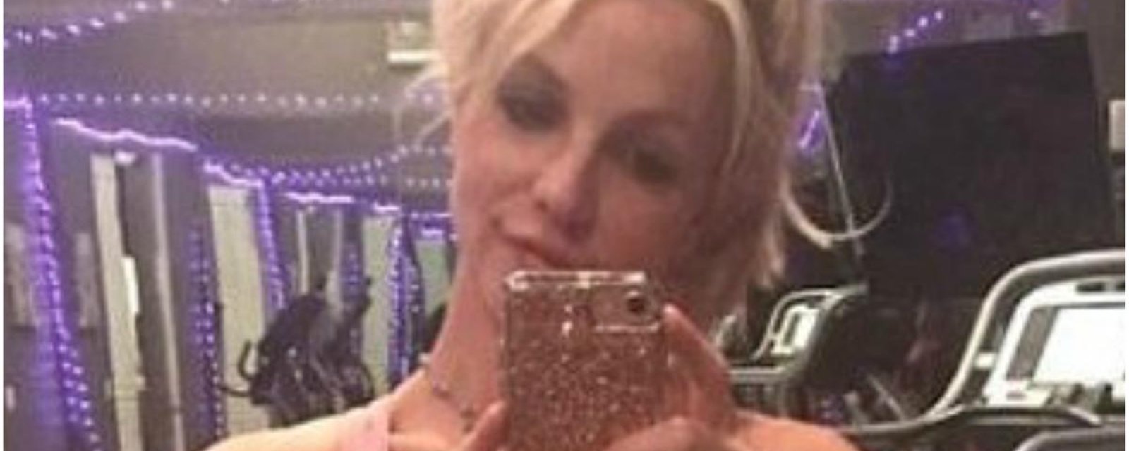 Britney Spears pose en tenue très sexy au gym et ses fans n'en reviennent pas de voir à quoi elle ressemble aujourd'hui
