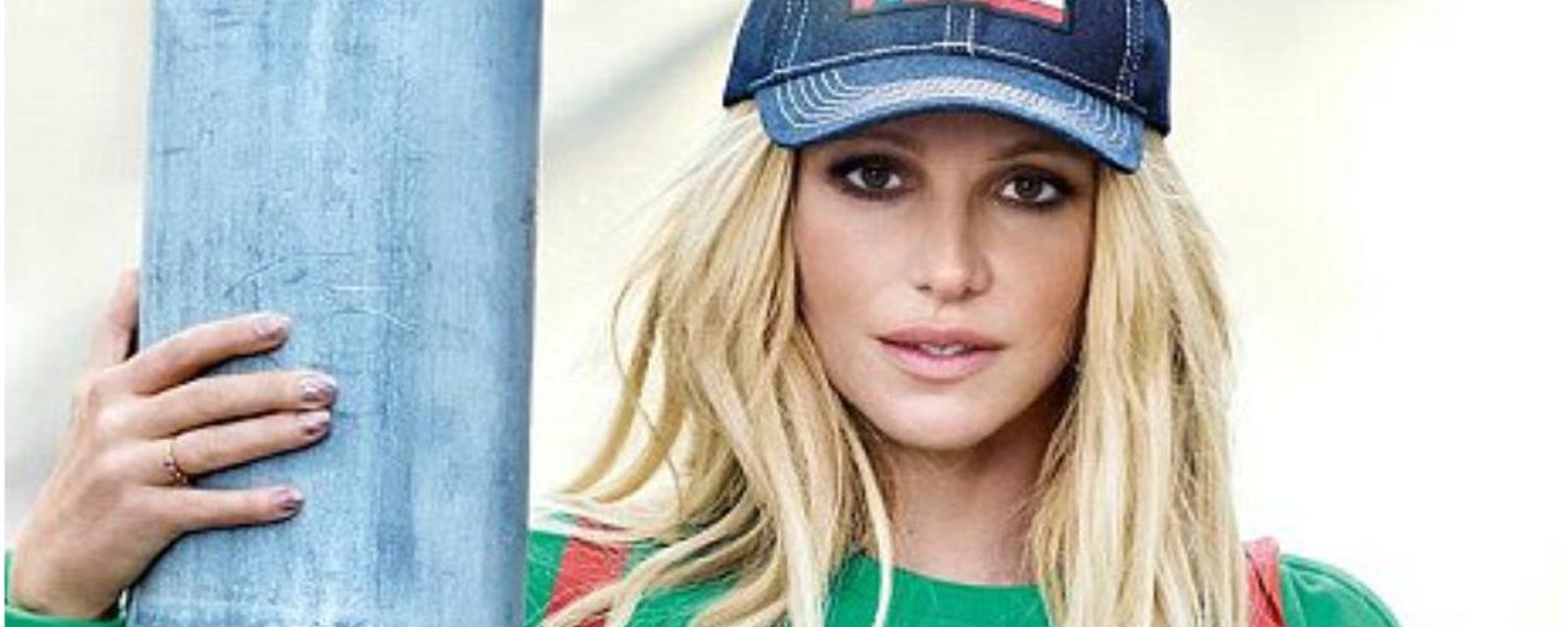 Britney Spears pose en tenue très sexy afin d'annoncer son partenariat avec une grande marque de luxe