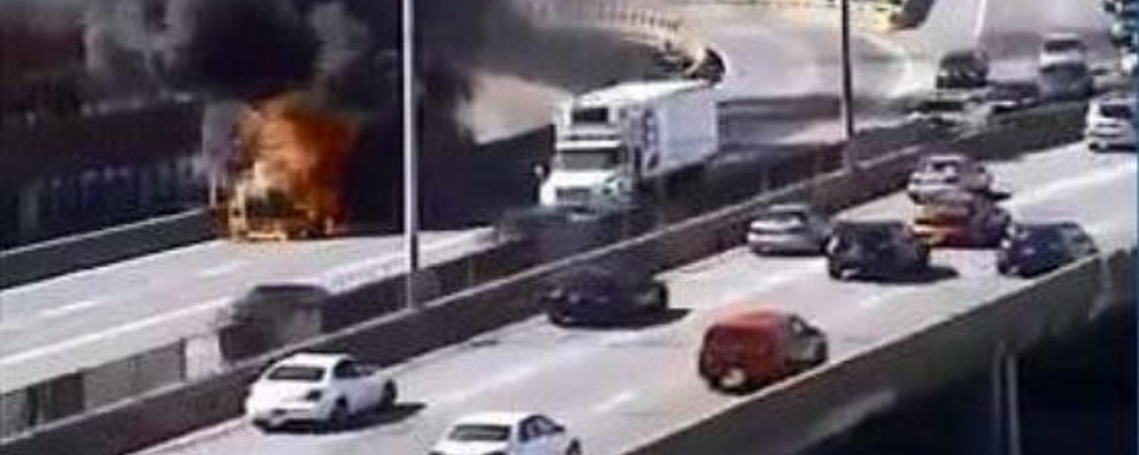 DERNIÈRE HEURE: Un camion en feu force la fermeture de l'autoroute 40