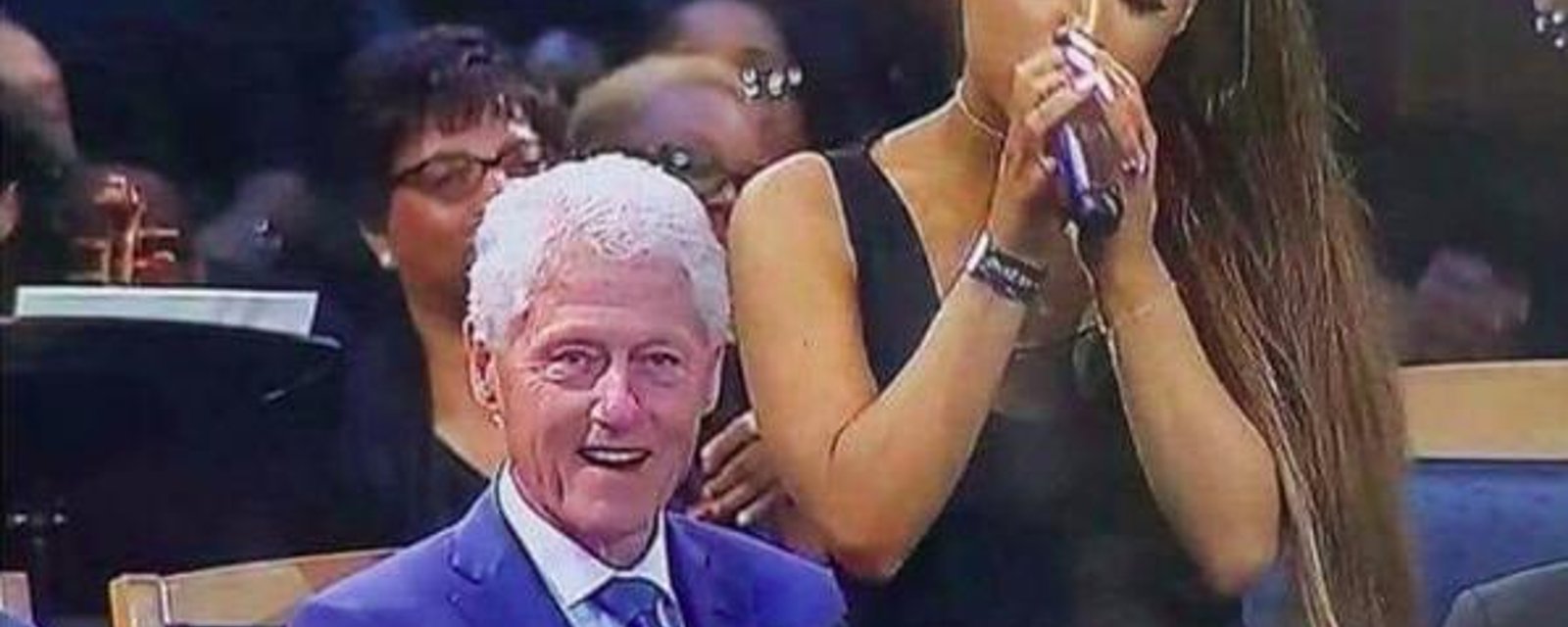 Bill Clinton pris en flagrant délit en train de reluquer le derrière d'Ariana Grande