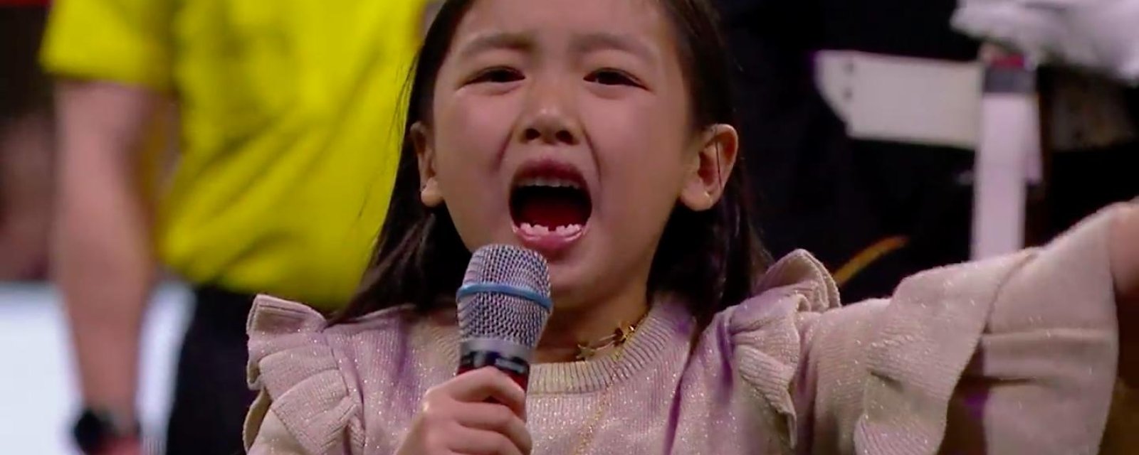 Une petite fille de 7 ans chante l'hymne national devant 73 000 personnes et vous n'en croirez pas vos yeux