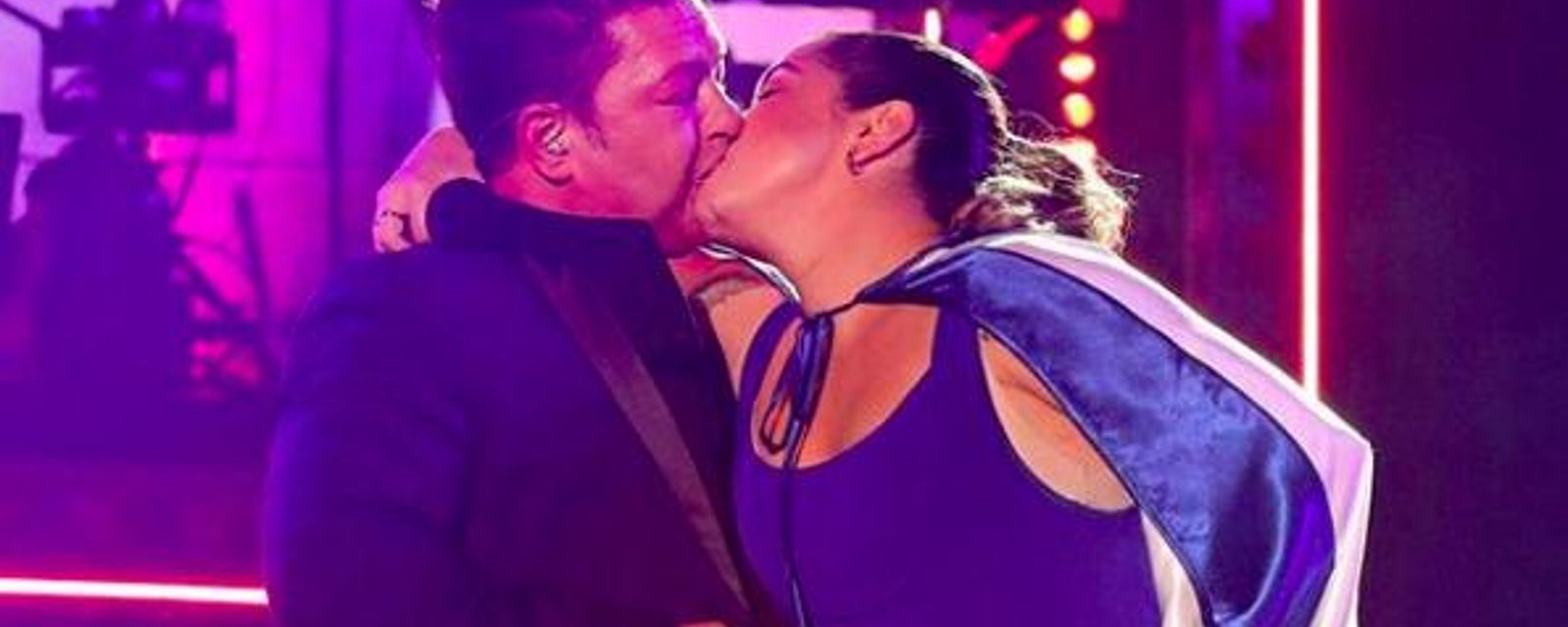 Mariana Mazza surprend tout le monde en embrassant Éric Lapointe en plein spectacle de la St-Jean