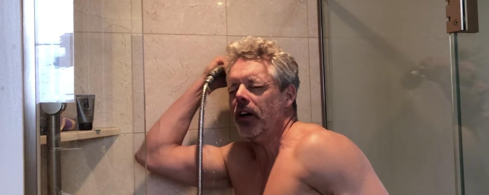 François Lambert publie une vidéo de lui sous la douche et on ne sait pas trop quoi en penser