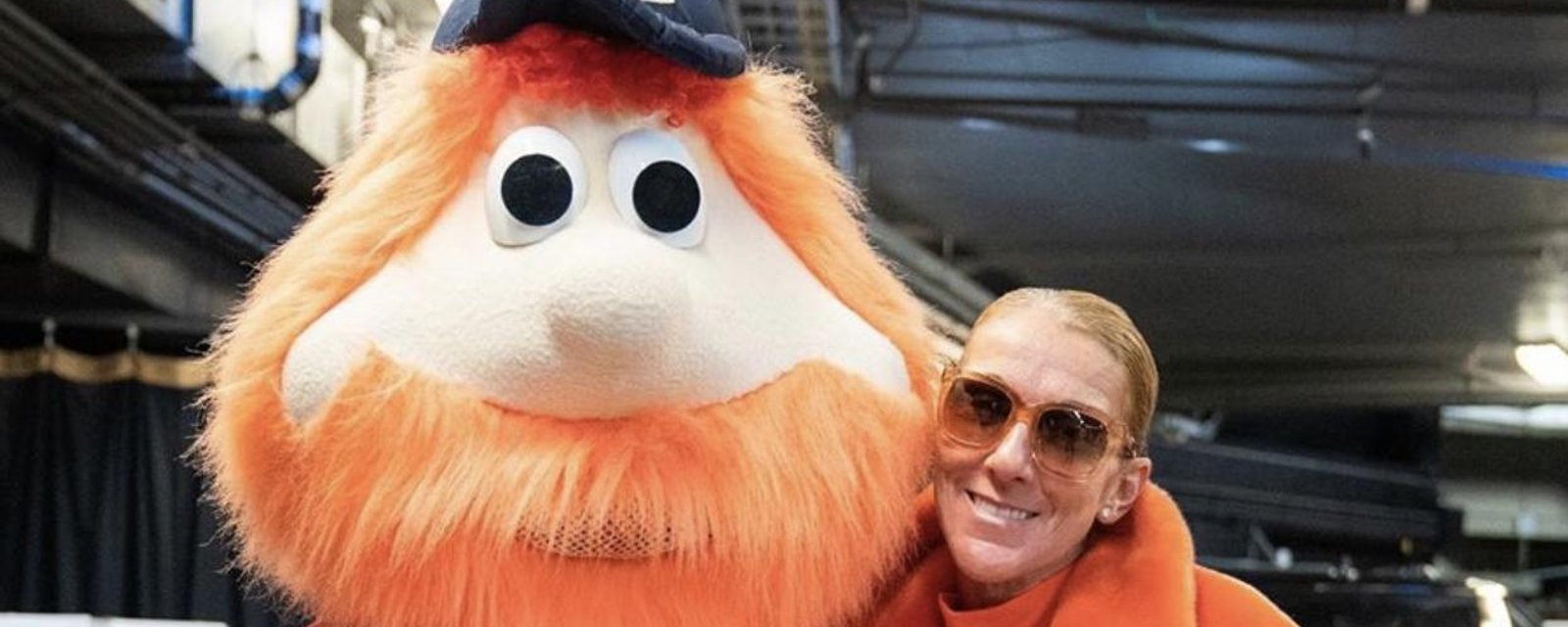Céline Dion a pris la pose avec Youppi et ses vêtements oranges matchaient parfaitement avec lui!