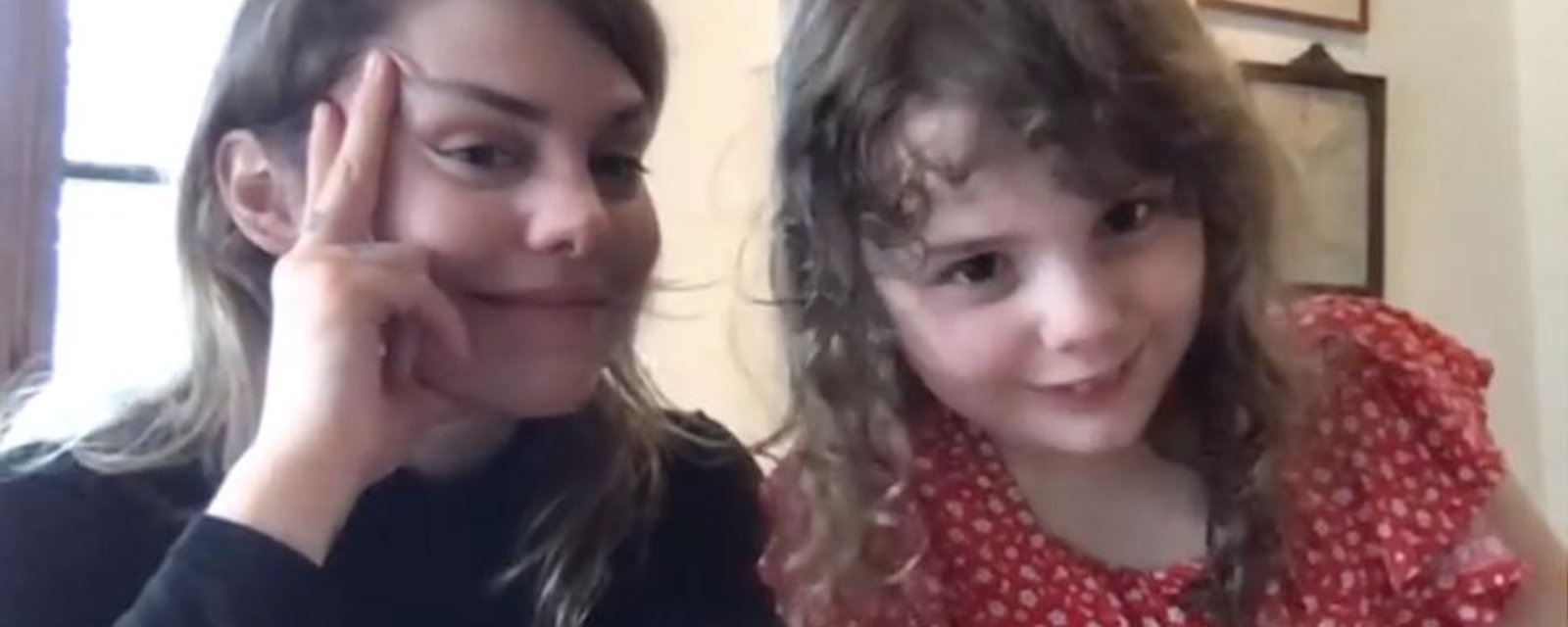 Coeur de pirate publie une nouvelle adorable vidéo avec sa fille Romy et on est sous le charme
