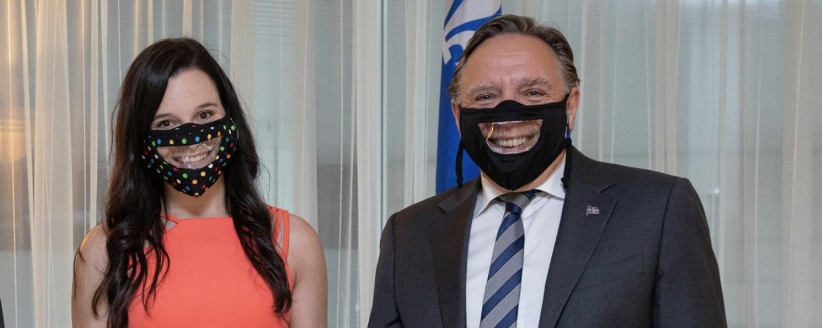 François Legault fait exploser le Web avec le masque pour malentendants de Rosalie Taillefer-Simard
