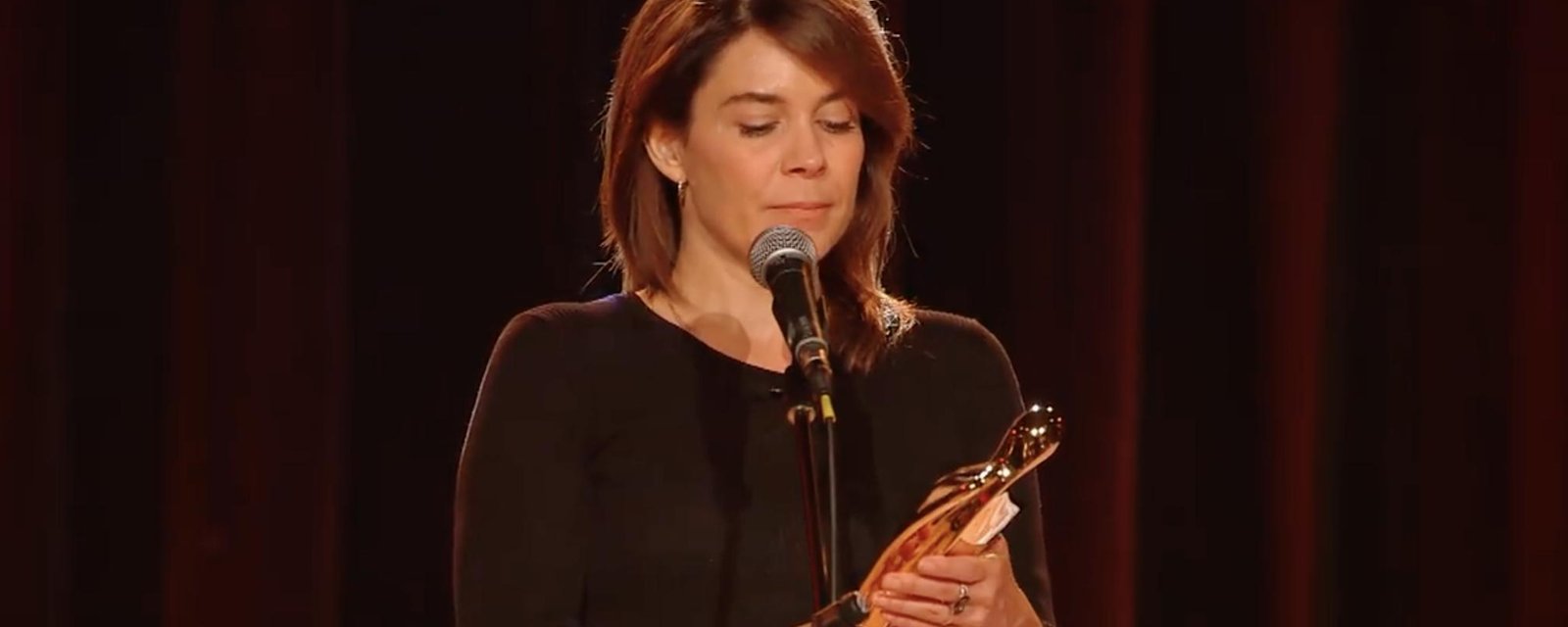 À VOIR: Julie Perreault remporte son 1er trophée Artis à vie et ne peut retenir ses émotions