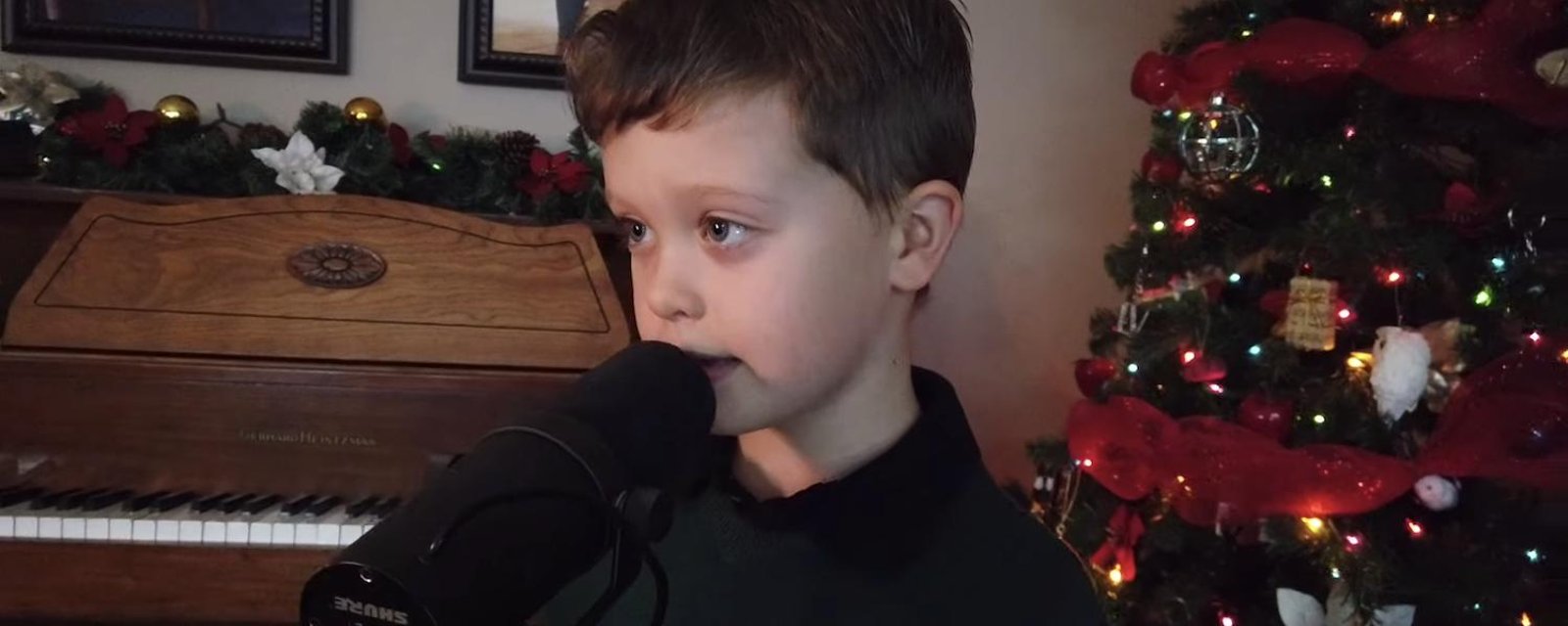 Le jeune Mathias nous donne les larmes aux yeux en chantant Noël c'est l'amour