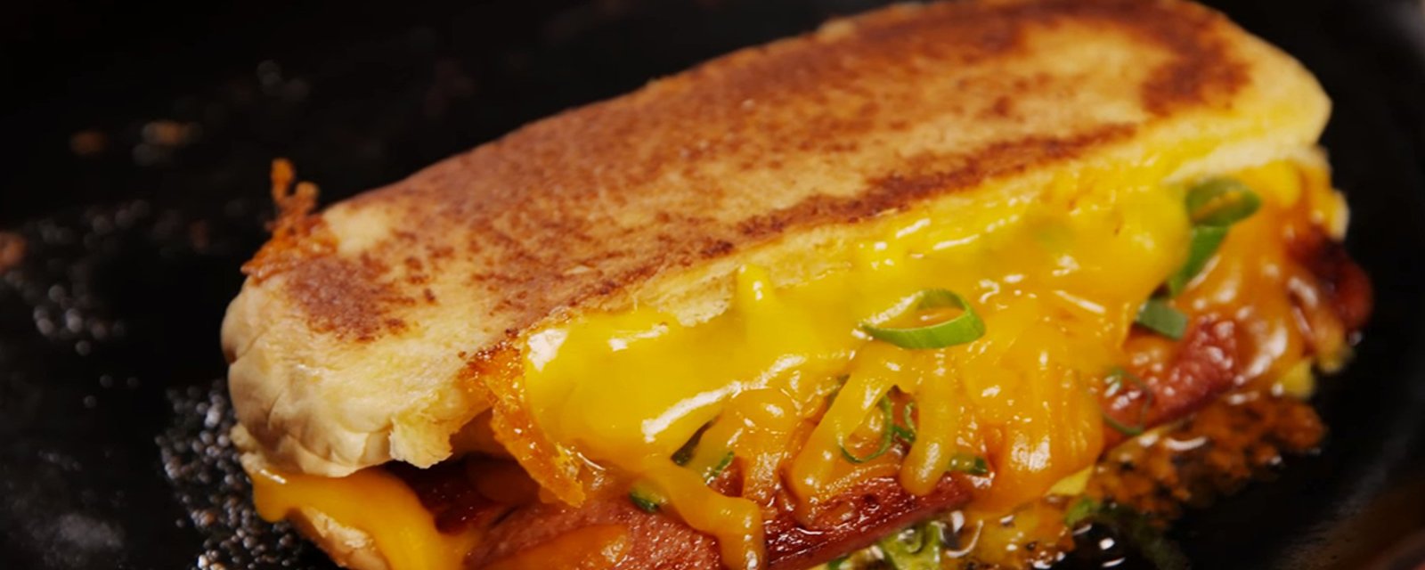 Le meilleur des deux mondes, un hot dog au fromage grillé comme vous ne l'avez jamais vu!