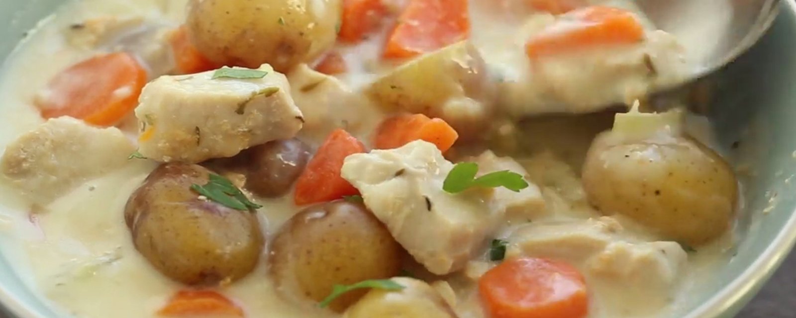 Mijoté de poulet et légumes dans une sauce crémeuse, à la mijoteuse ou sur la cuisinière!