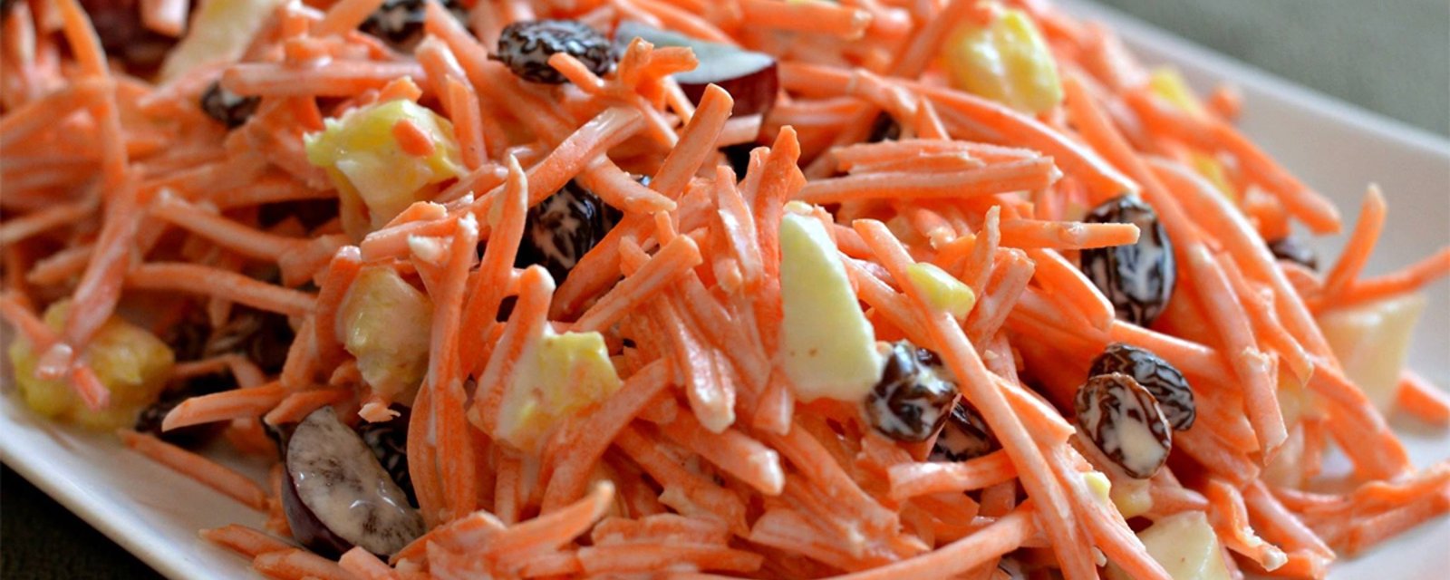 Salade aux carottes et raisins, vinaigrette au yogourt!