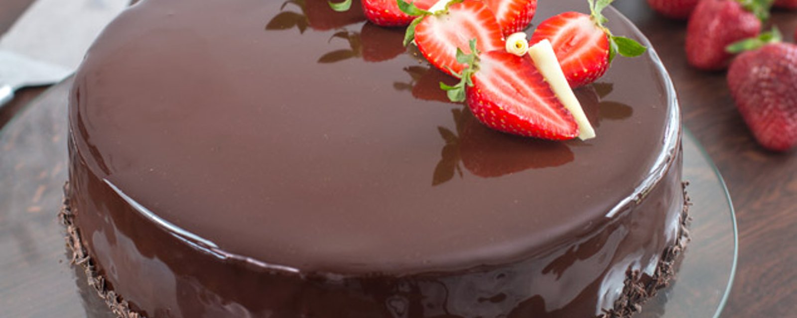 Gâteau glacé fraises-choco, un délice sucré qu'on aime dès la première bouchée