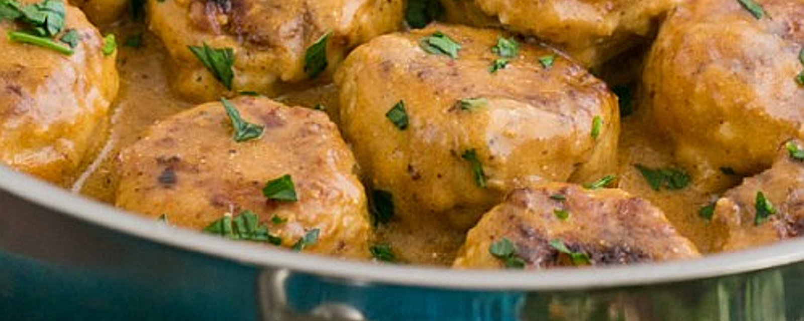 Boulettes de poulet dans une sauce crémeuse, délicieuses même une fois réchauffées!
