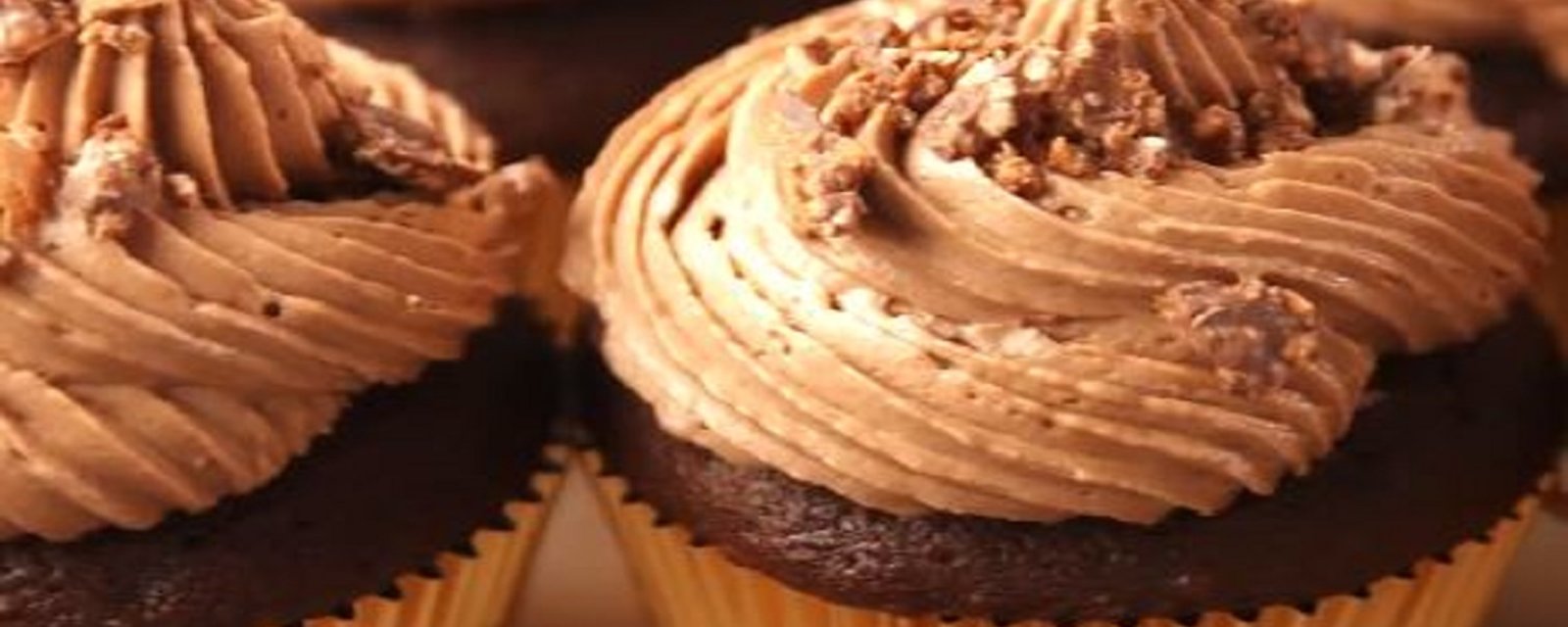 Ces délicieux cupcakes cachent un  Ferrero Rocher 