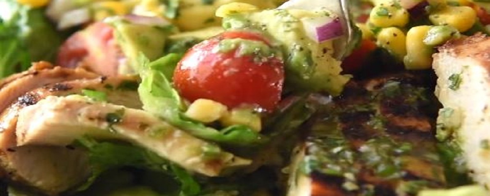 Salade repas croustillante avec poulet à la mexicaine