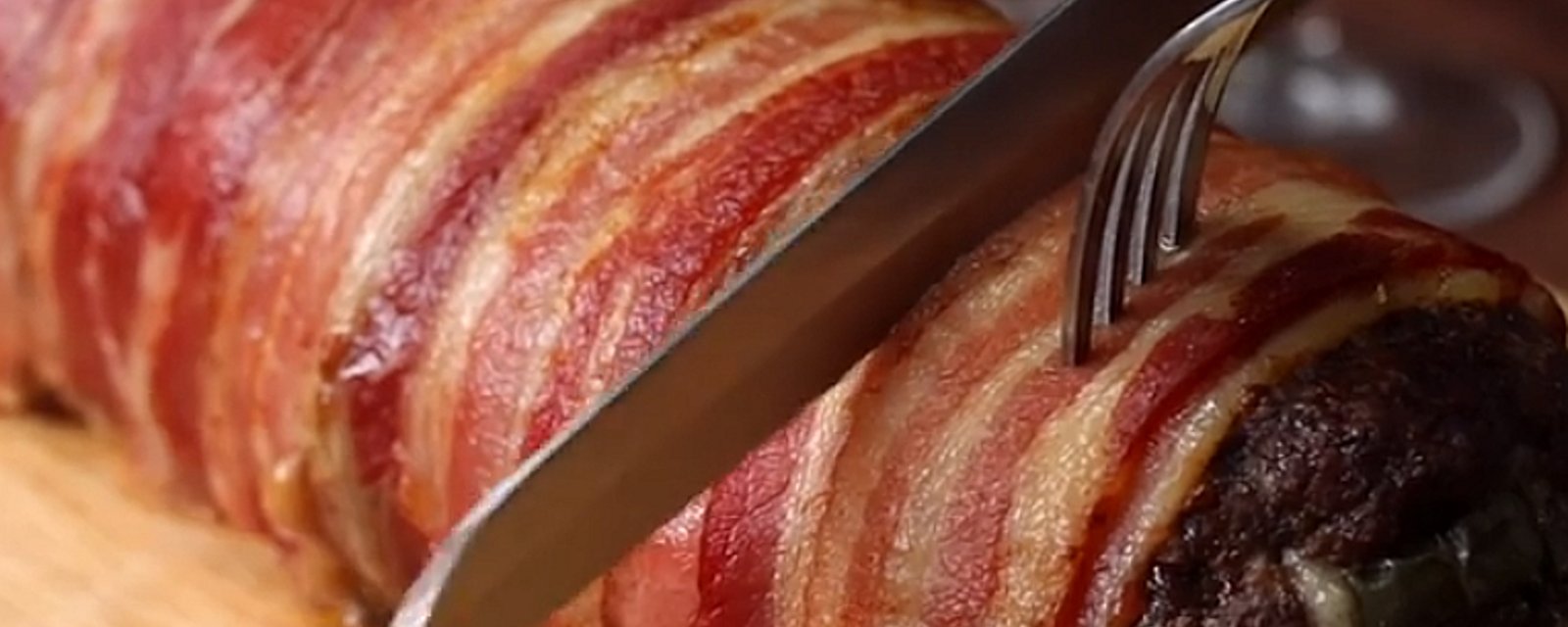 Apprêtez votre pain de viande comme un chef en l'enroulant de bacon croustillant