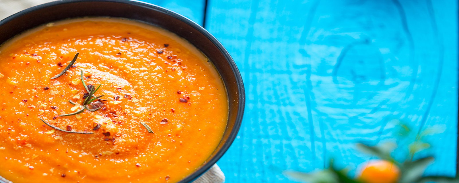 Réchauffez-vous avec cette soupe épicée aux tomates et aux lentilles