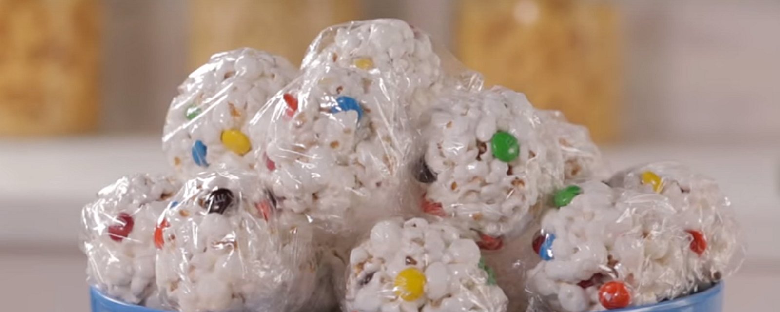 Boules de popcorn décorées de bonbons pour petits et grands enfants