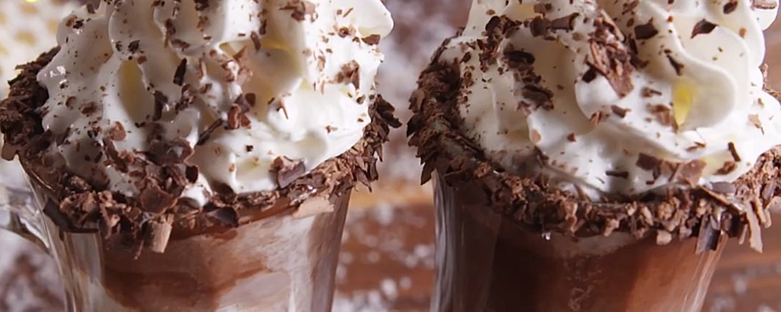 Ce cocktail hivernal combine chocolat chaud, crème glacée et Baileys