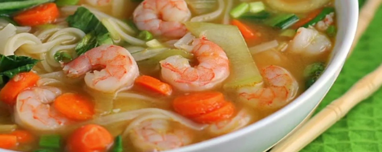 Soupe asiatique aux crevettes prête en seulement 15 minutes