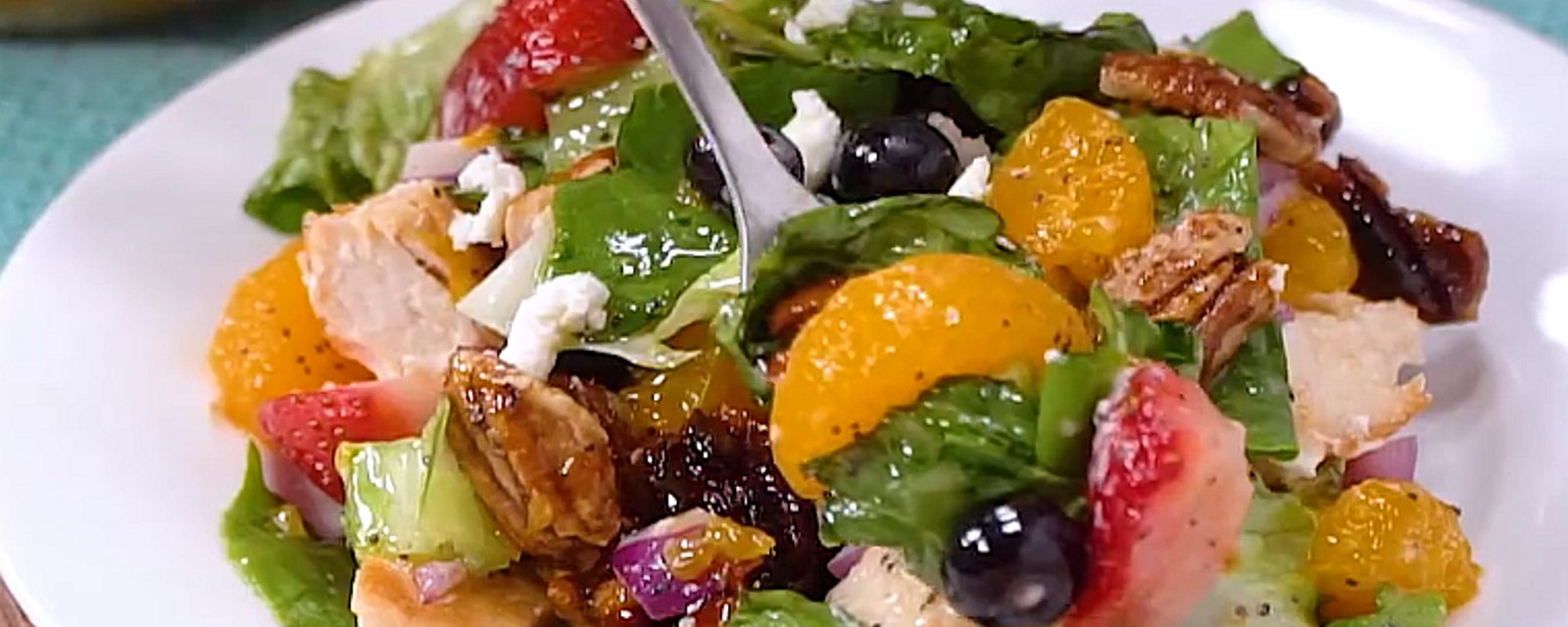 Salade exquise au poulet, aux fraises et aux pacanes confites
