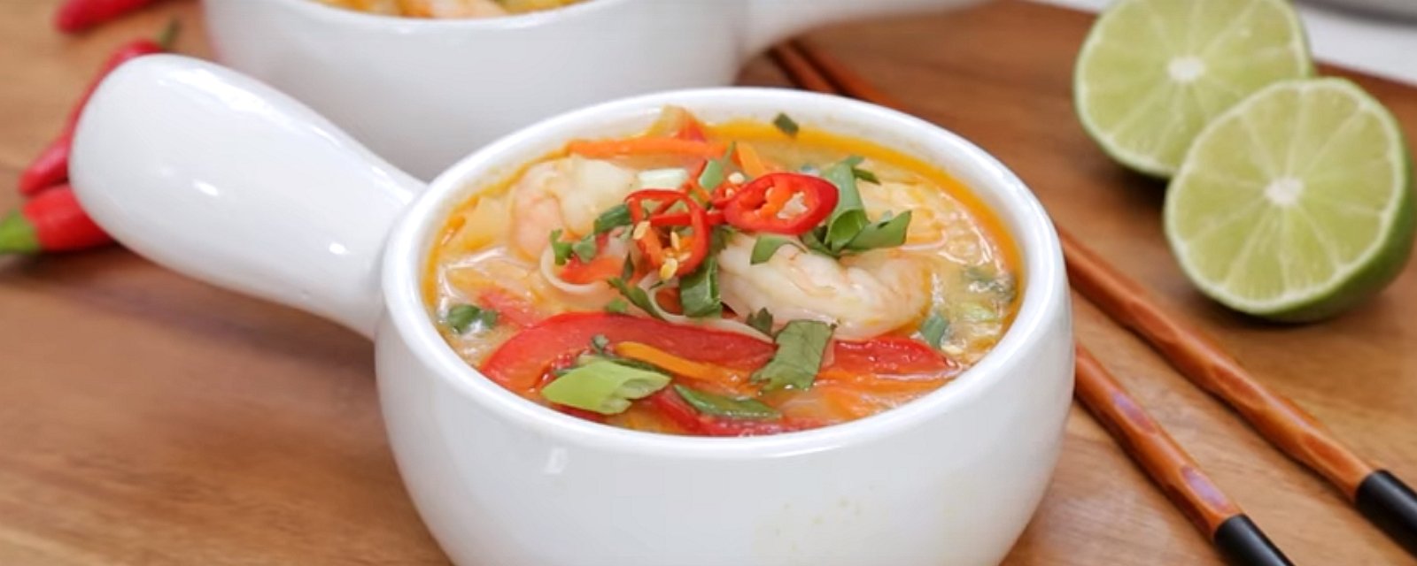 Soupe thaï aux crevettes qui se prépare rapidement
