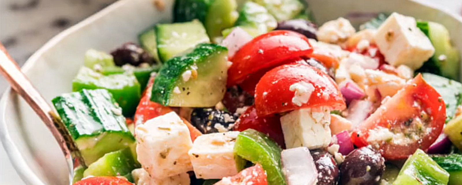 Salade grecque croquante avec vinaigrette ail et vin rouge