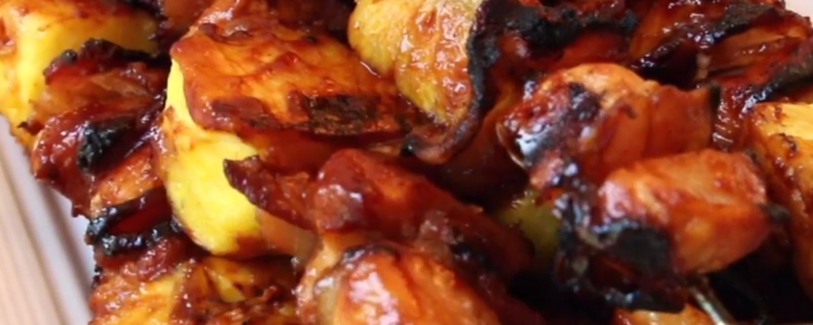Kébabs poulet barbecue à l'ananas et au bacon