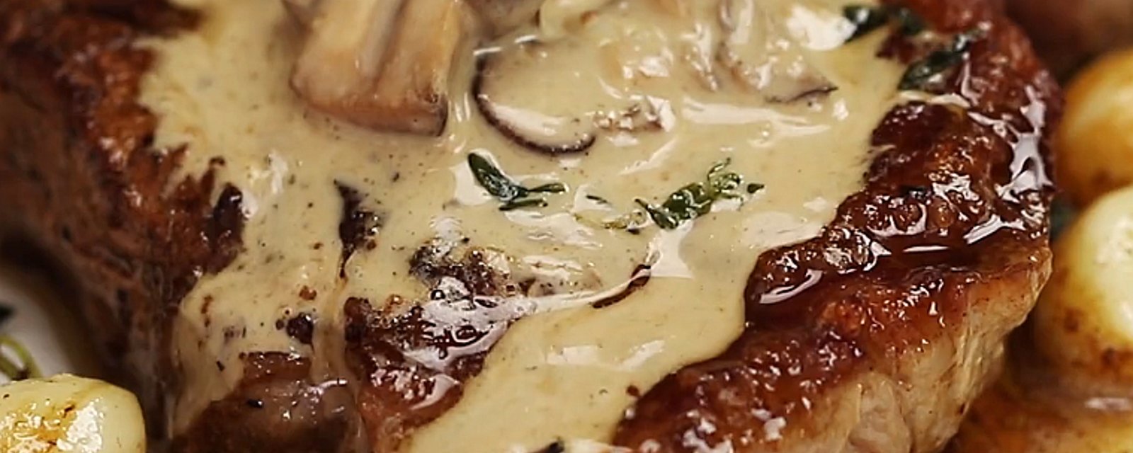 Bifteck poêlé au beurre à l'ail dans une sauce crémeuse aux champignons