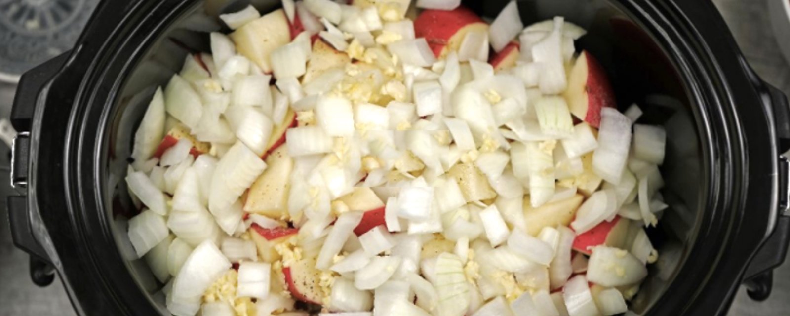 Dans votre mijoteuse, combinez des oignons, des patates et du boeuf haché pour un repas prêt à votre retour du boulot