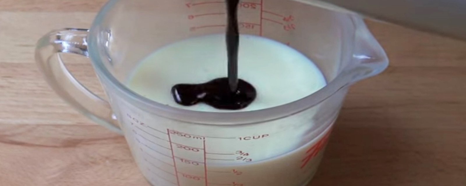Il ajoute du café dans du lait condensé sucré  pour créer un dessert pas compliqué du tout