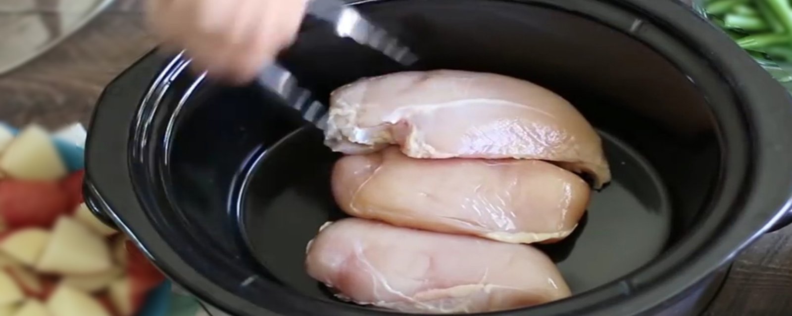 Déposez quelques poitrines de poulet dans la mijoteuse et laissez-les mijoter dans cette savoureuse sauce