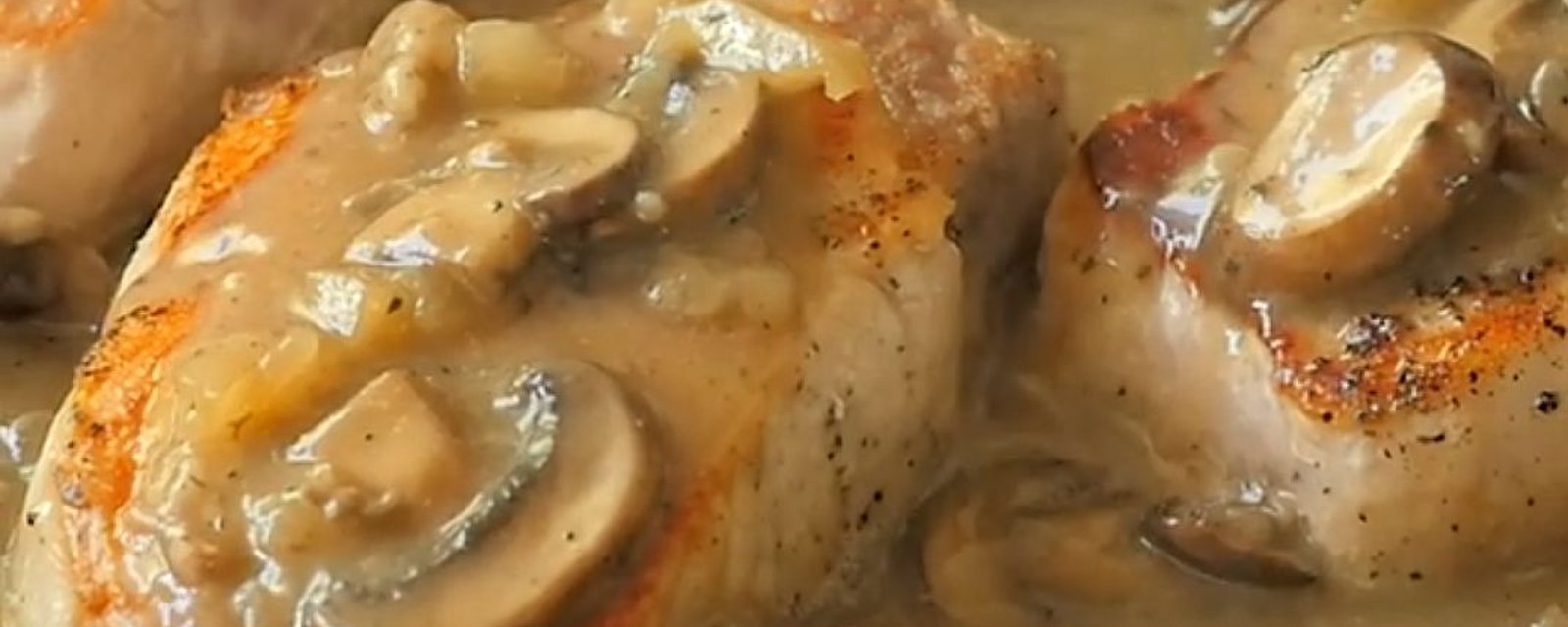 Côtelettes de porc dans une sauce aux champignons