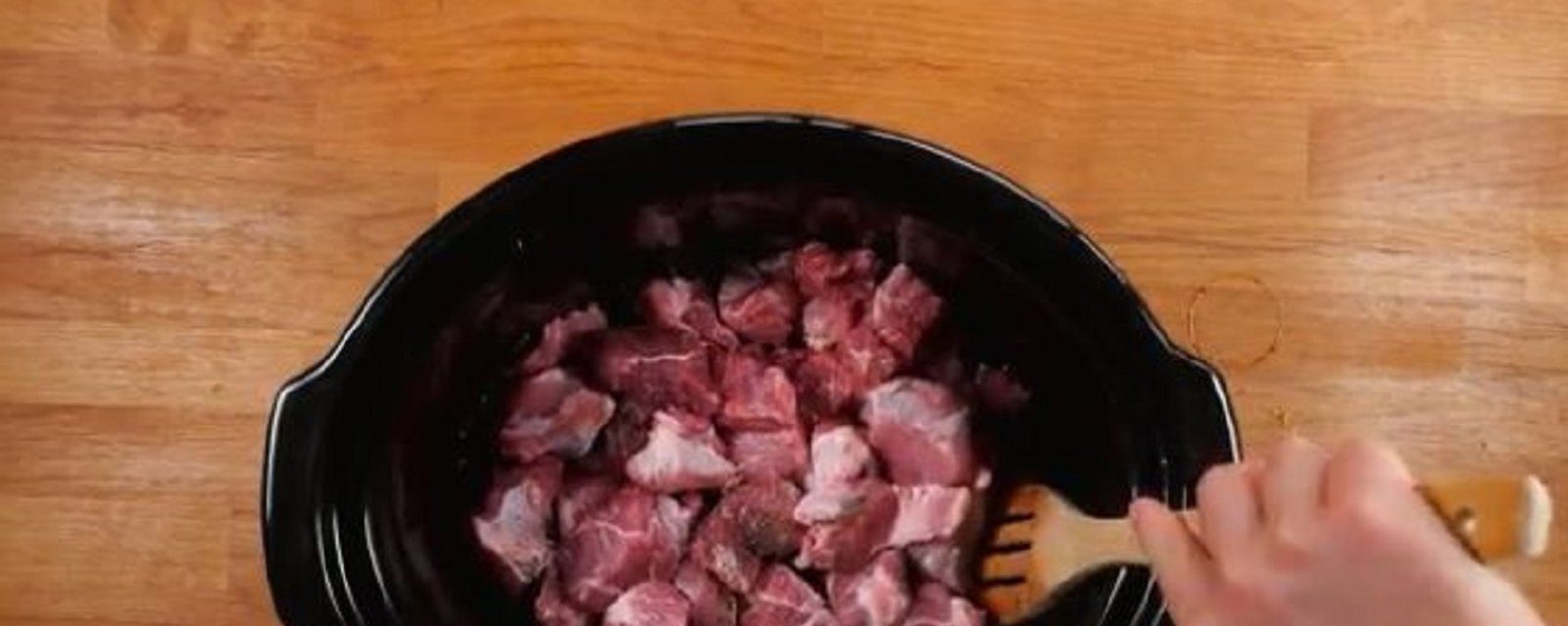 Déposez vos cubes de porc dans votre mijoteuse et versez cette savoureuse sauce afin de créer un repas que votre famille n'oubliera pas