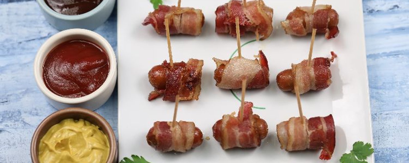 Il met des mini-saucisses enrobées de bacon dans sa mijoteuse afin de créer la meilleure entrée que vous aurez mangée