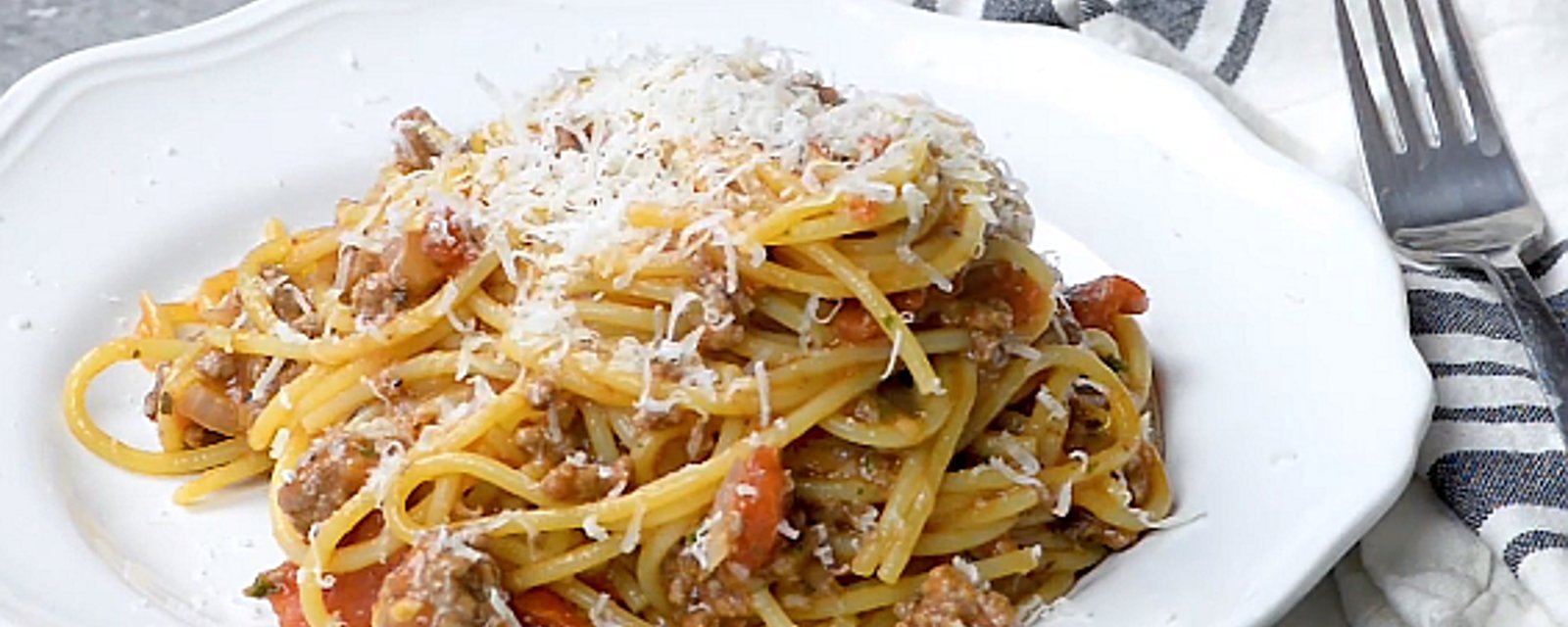 Spaghetti à la sauce à la viande et au parmesan façon “one pot”