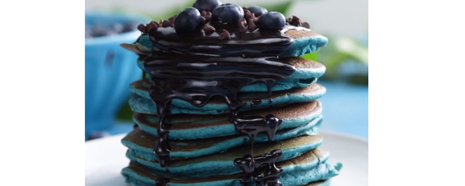 Crêpes bleues super nutritives nappées de chocolat et de bleuets