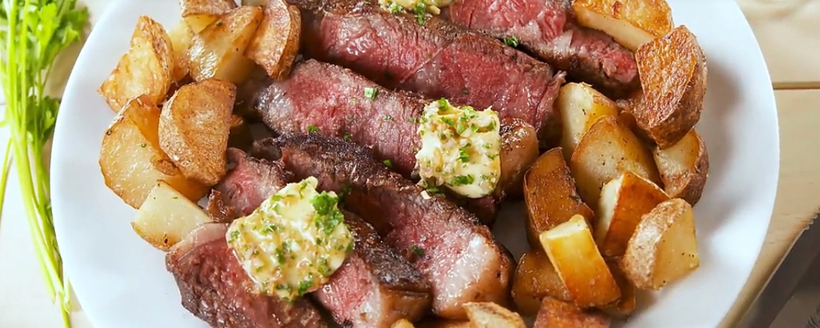 Steak bien tendre au beurre assaisonné et pommes de terre poêlées