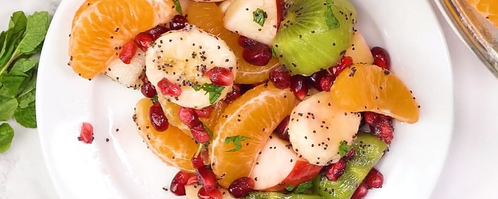 Super salade de fruits frais nappée vinaigrette sucrée à la lime et au pavot