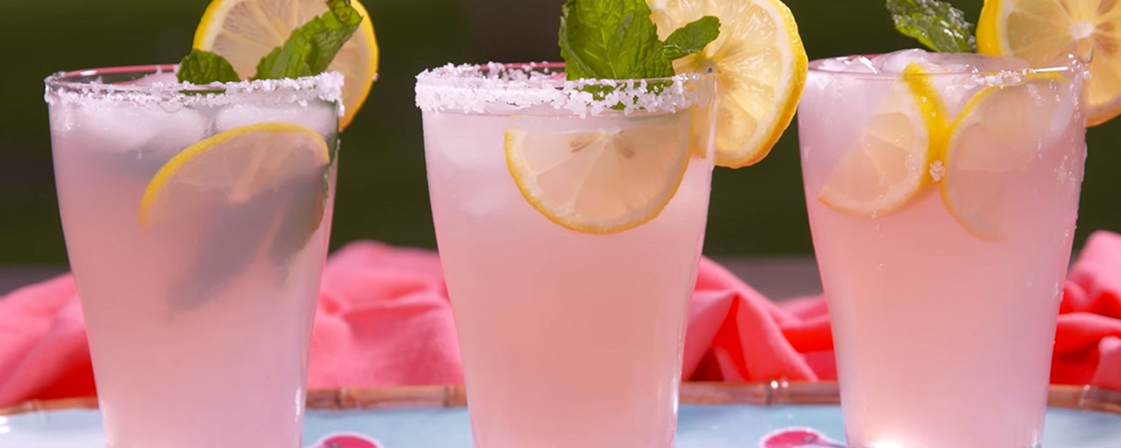 Cocktail alcoolisé à la limonade rose! Un must à essayer cet été
