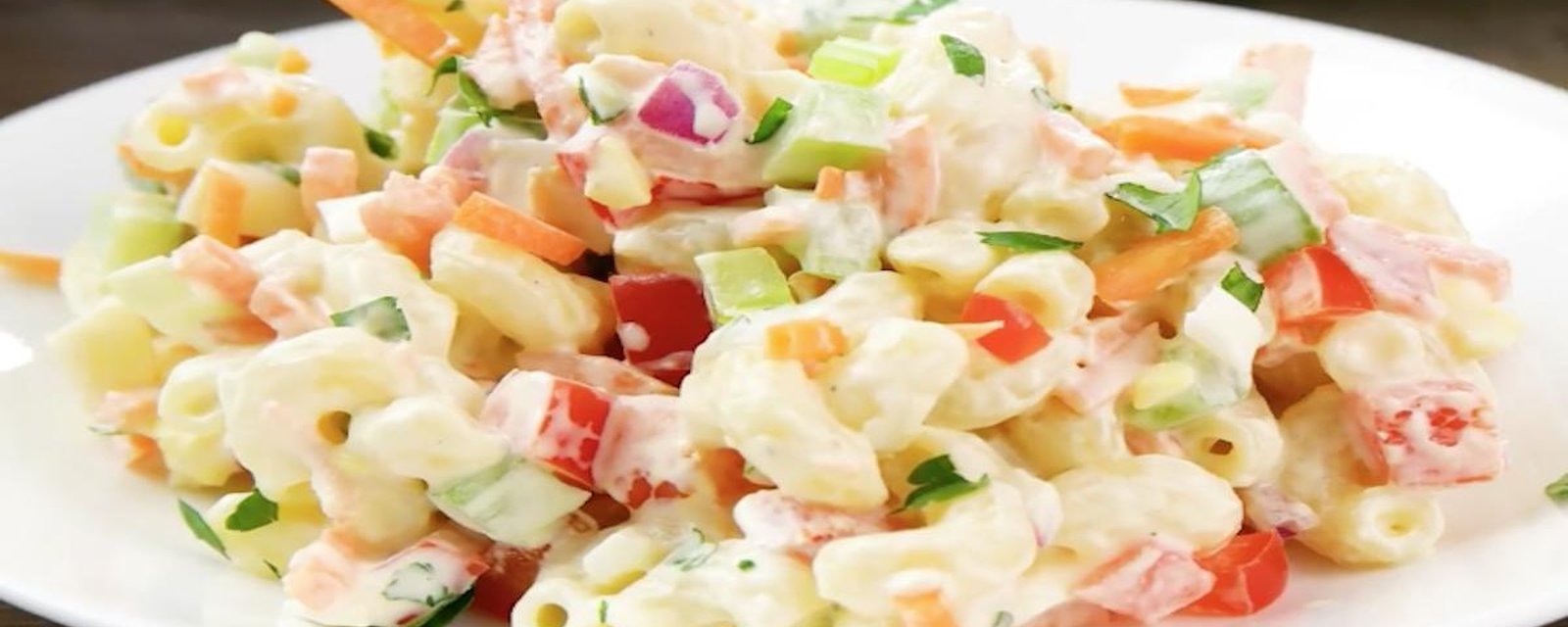 Salade froide de macaroni colorée à souhait