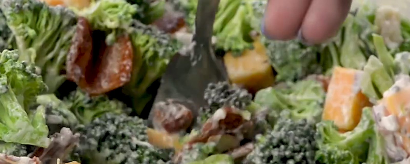 Salade de brocoli à la vinaigrette ranch faible en glucides