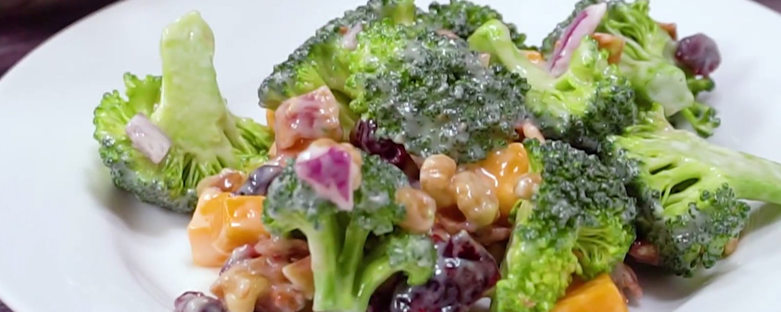 Salade de brocoli au bacon croustillant et au cheddar