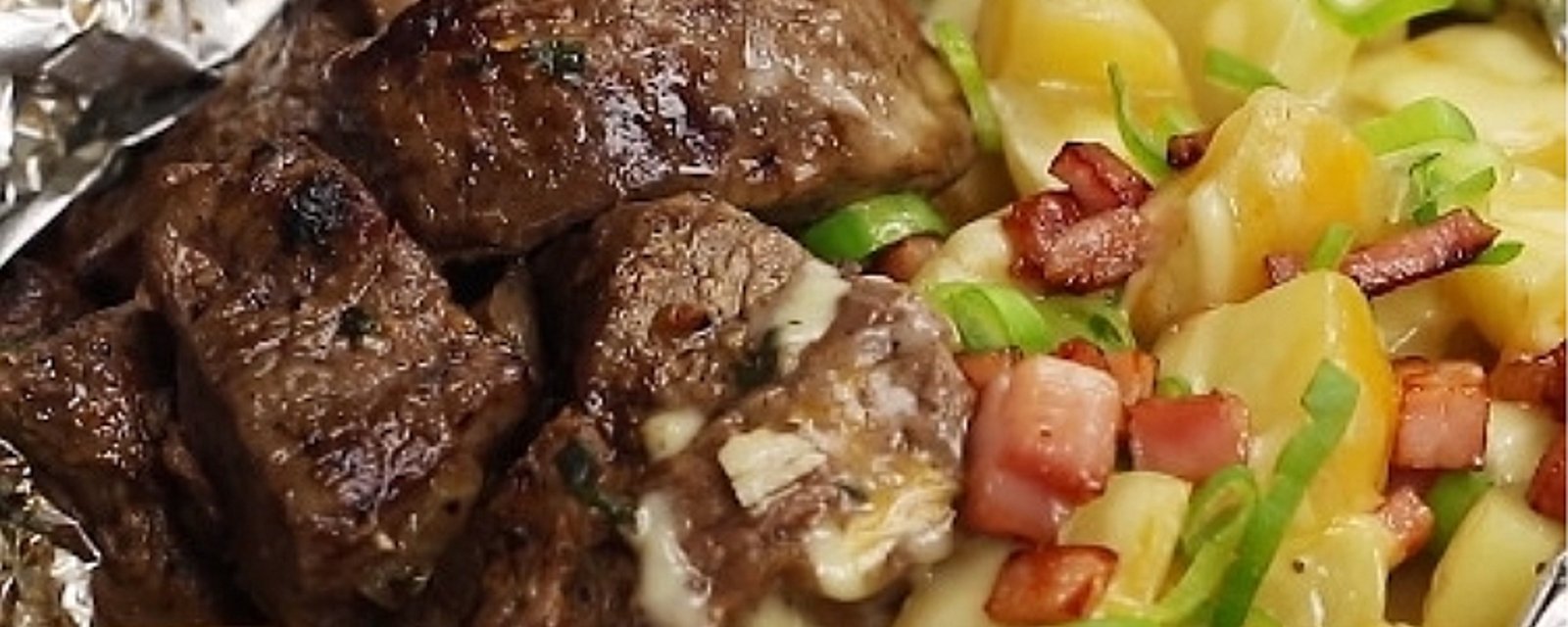 Papillotes de steak à l'ail et de pommes de terre bacon-fromage à cuisiner sur le gril ou au four